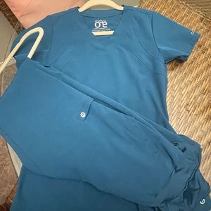 Barco one scrub set